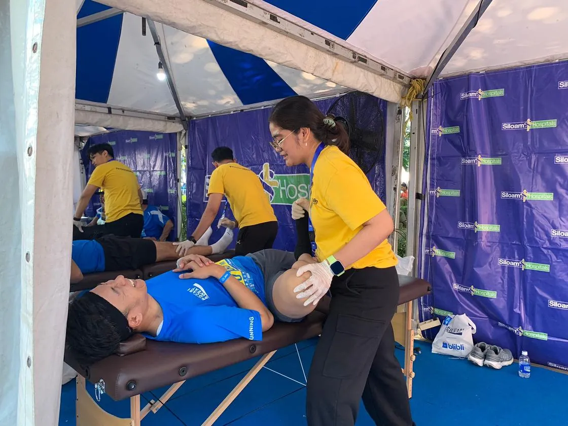 Tim medis menangani pelari